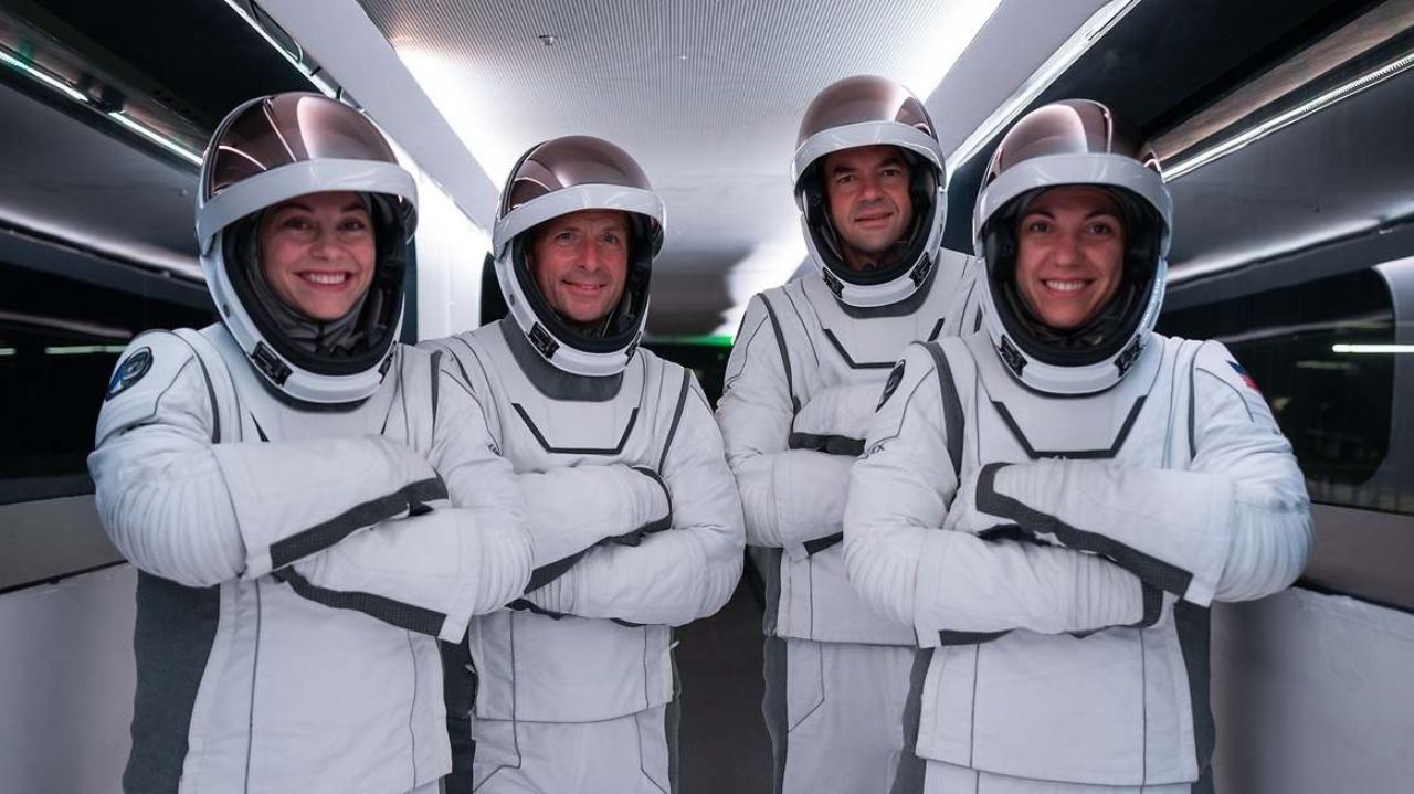 Viagem privada ao espaço é adiada novamente pela SpaceX