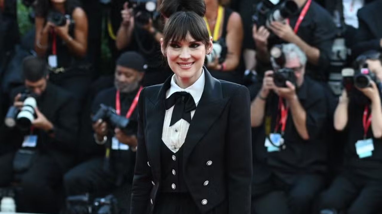 Winona Ryder brilha no festival de Veneza em referência a Beetlejuice