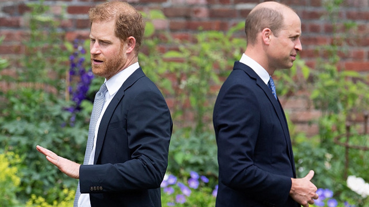 Príncipes Harry e William evitam contato em funeral do tio