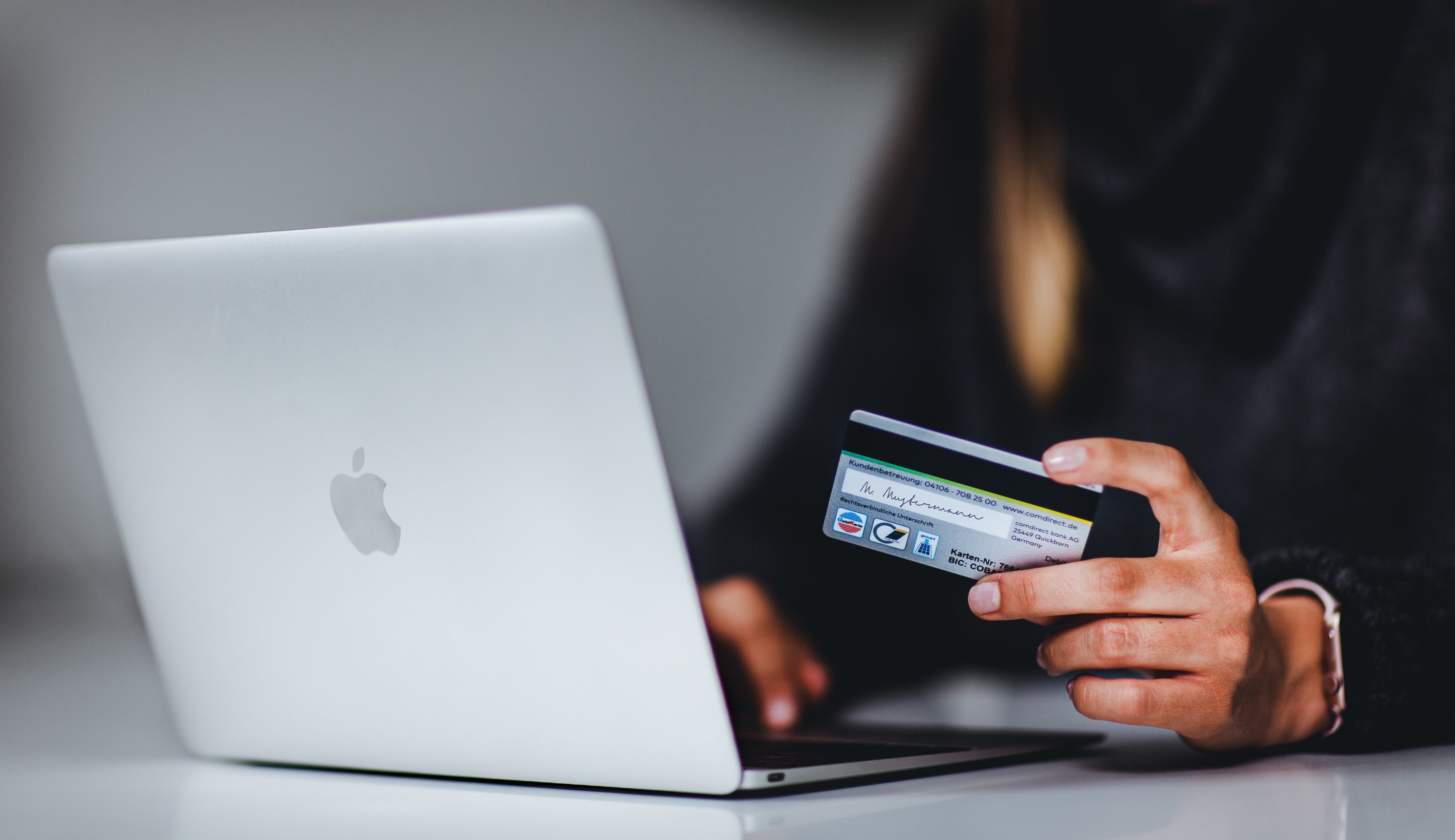 Comércio eletrônico tem queda no mês de julho, enquanto varejo físico volta a crescer