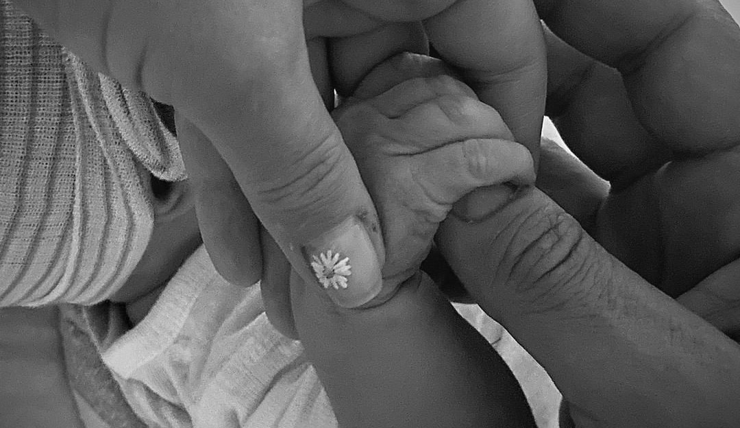 A cantora Katy Perry celebra o aniversário de 1 ano de sua filha Daisy Dove