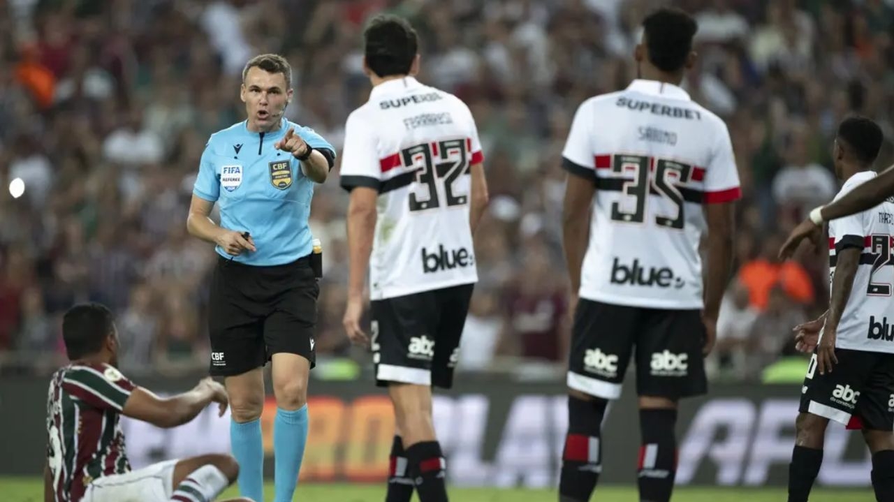 Árbitro de Fluminense x São Paulo pode ficar até 120 dias suspenso