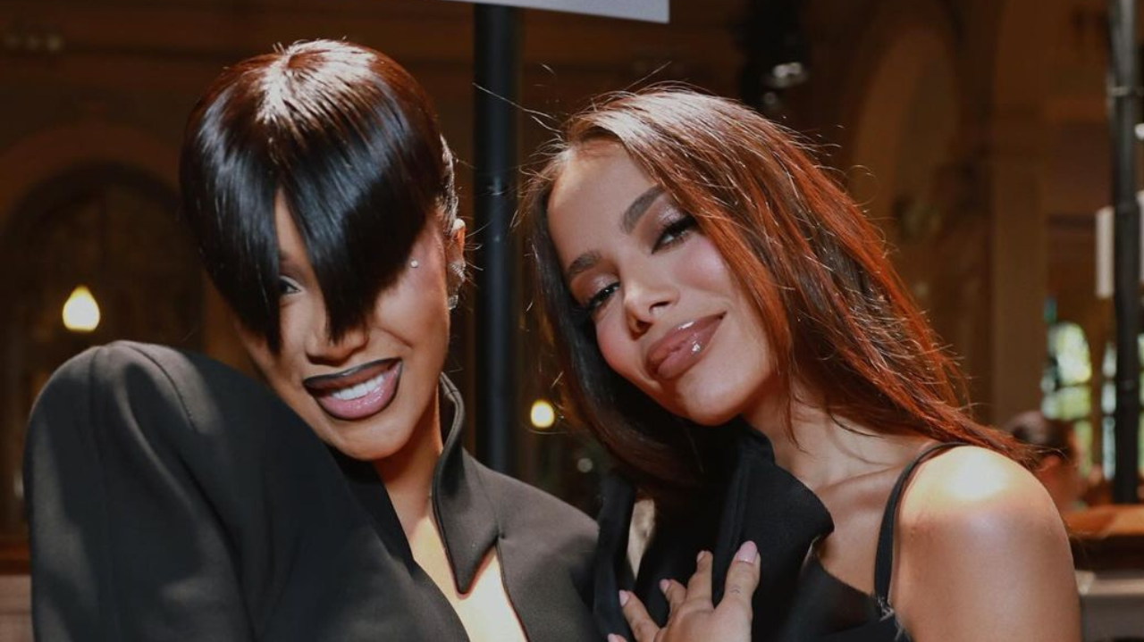 Anitta e Cardi B assistem desfile juntas na Paris Fashion Week