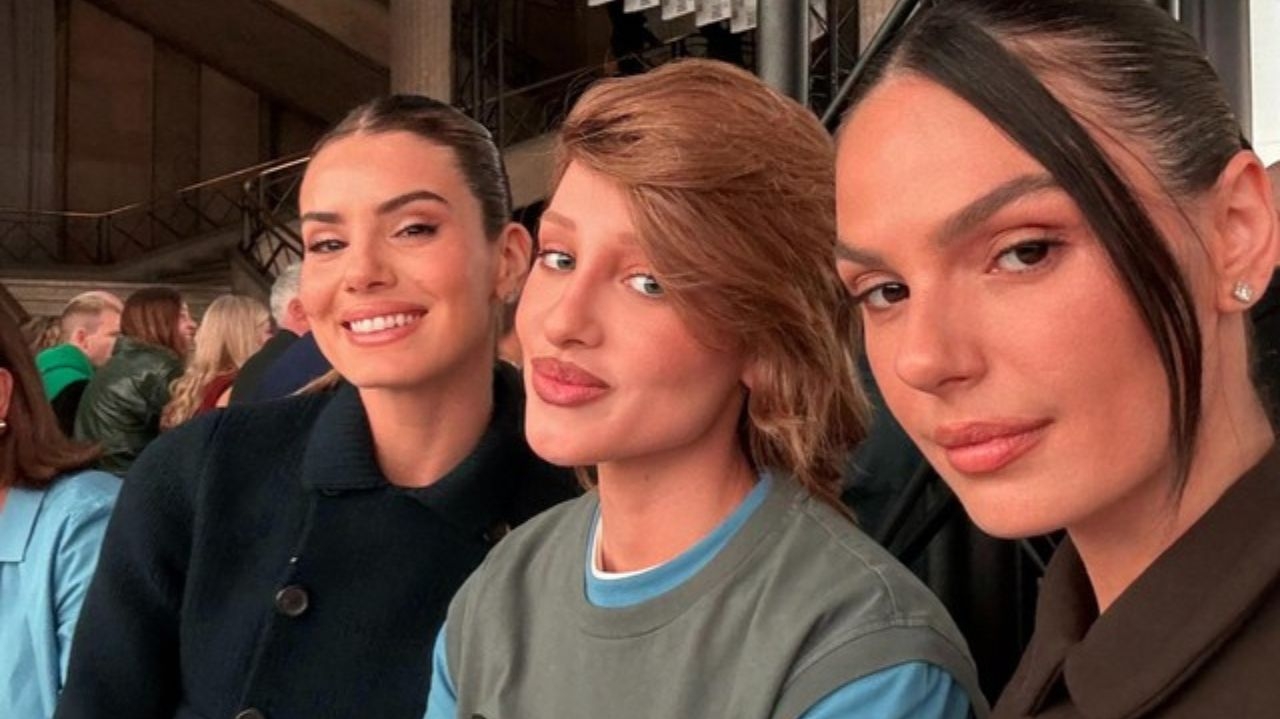 Camila Queiroz, Malu Borges e Isis Valverde brilham na fila  durante desfile em Paris