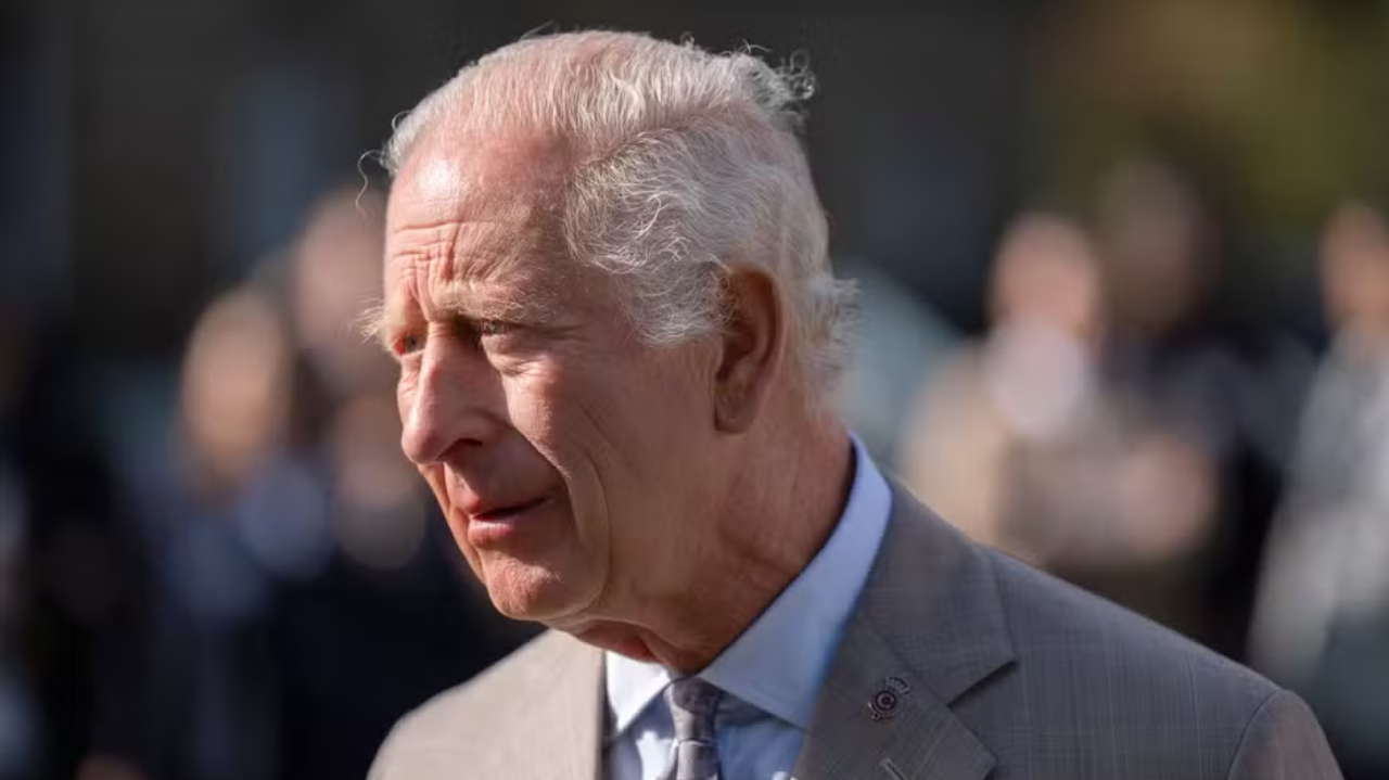 Rei Charles levará estoque do próprio sangue para viagem à Oceania