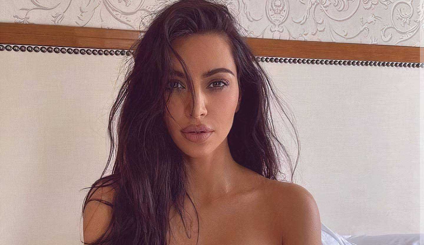 Kim Kardashian quer reduzir os seios e mudar “visual plastificado”, após separação.