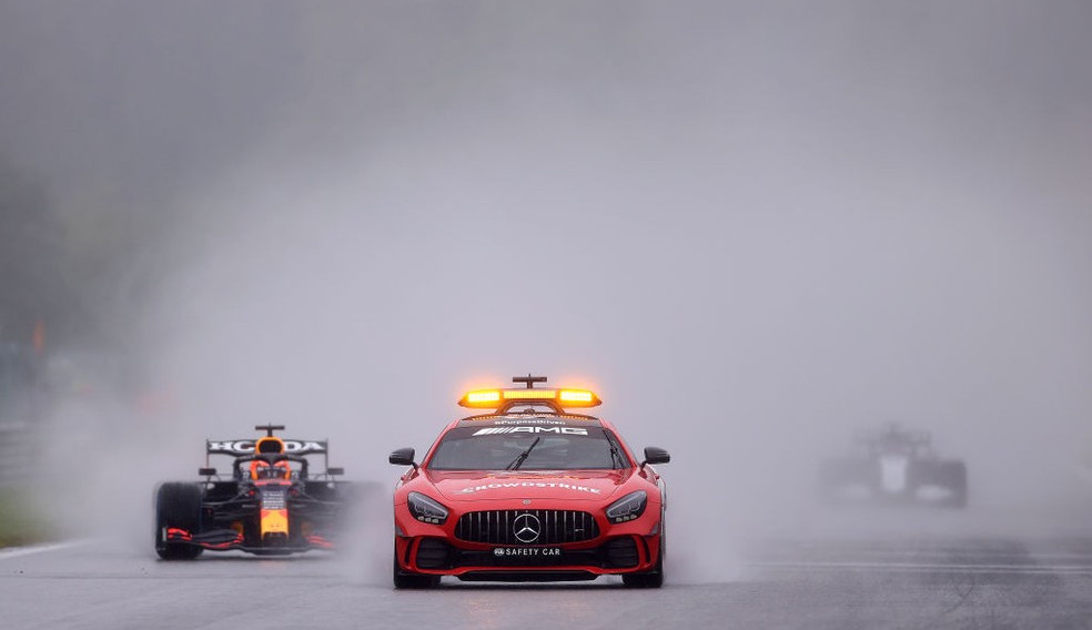 GP da Bélgica: chuva paralisa a prova, Max Verstappen ganha sem dar uma volta e encosta em Hamilton na liderança