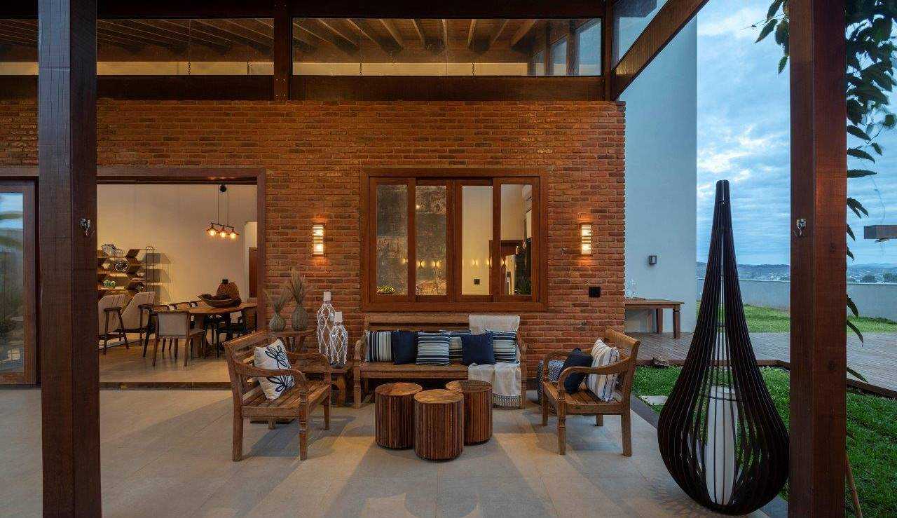 Casa estilo colonial do arquiteto João Daniel destaca a regionalidade e aconchego familiar