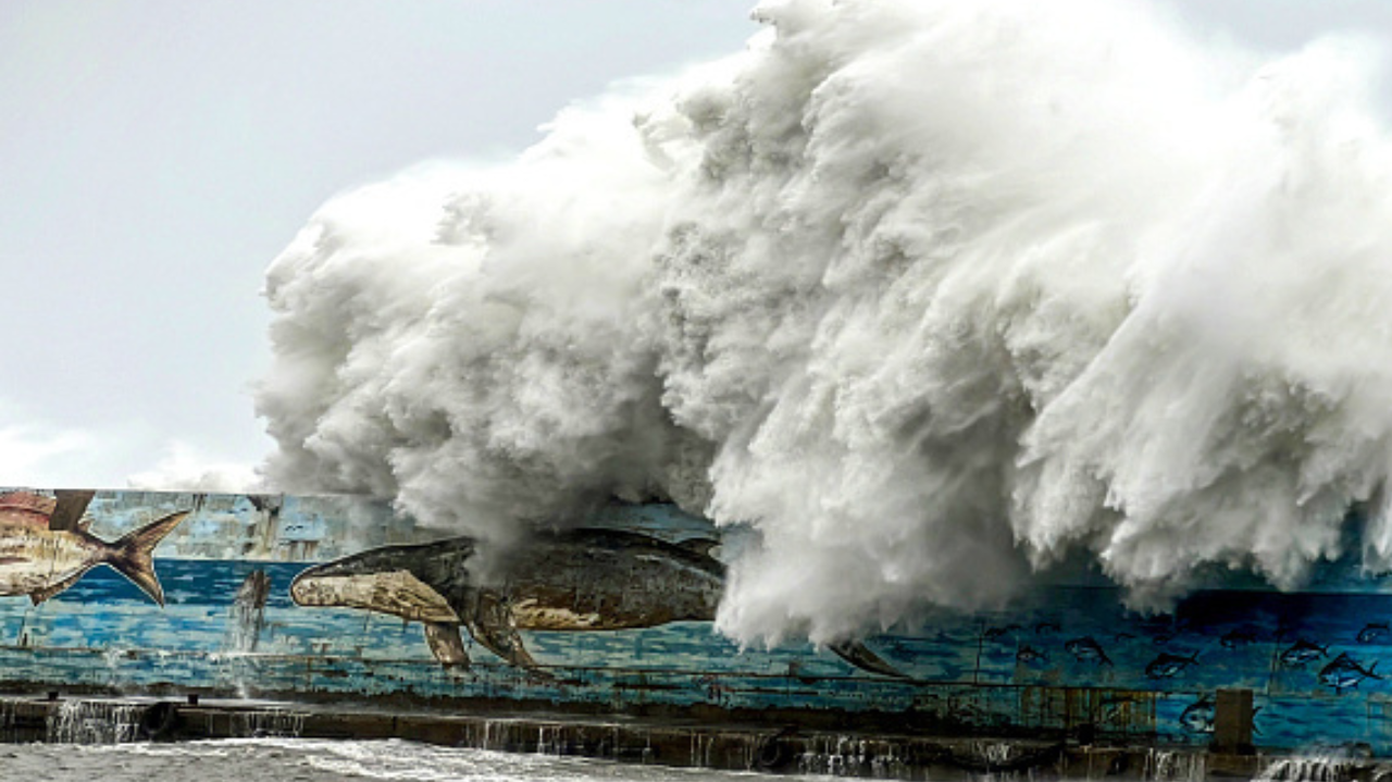 Super tufão Kong-rey chega a Taiwan e deixa um morto e dezenas de feridos