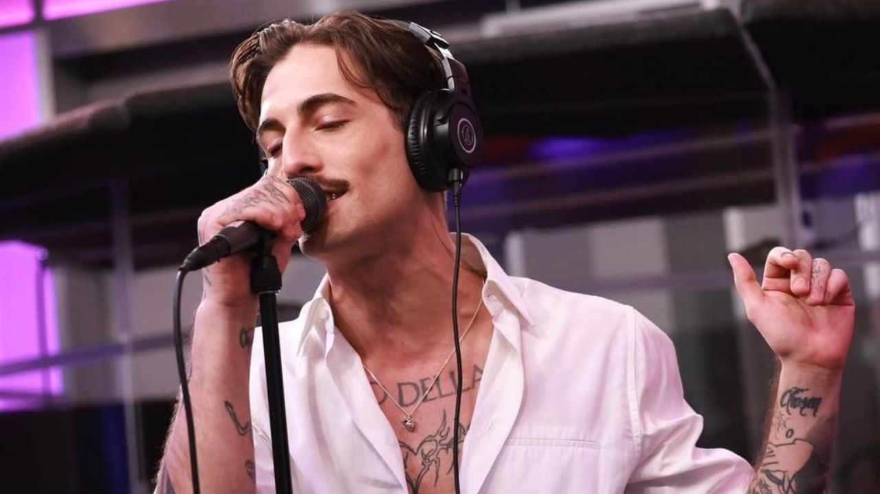 Damiano David performa “Die With a Smile” em programa de rádio