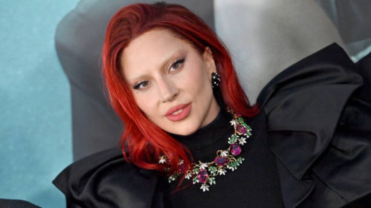 Lady Gaga emociona ao cantar “God Bless America” em comício final de Kamala Harris