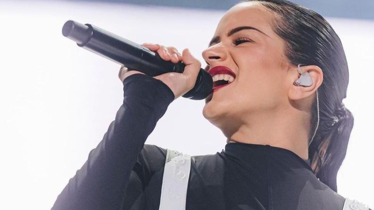 Cantora Rosália é vista dando apoio as vítimas afetadas pelas fortes chuvas na Espanha