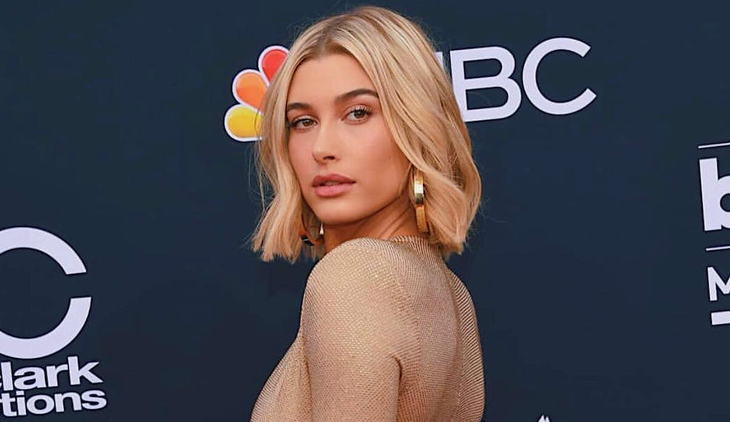 Hailey Bieber aparece sensual em ensaio fotográfico e fãs elogiam