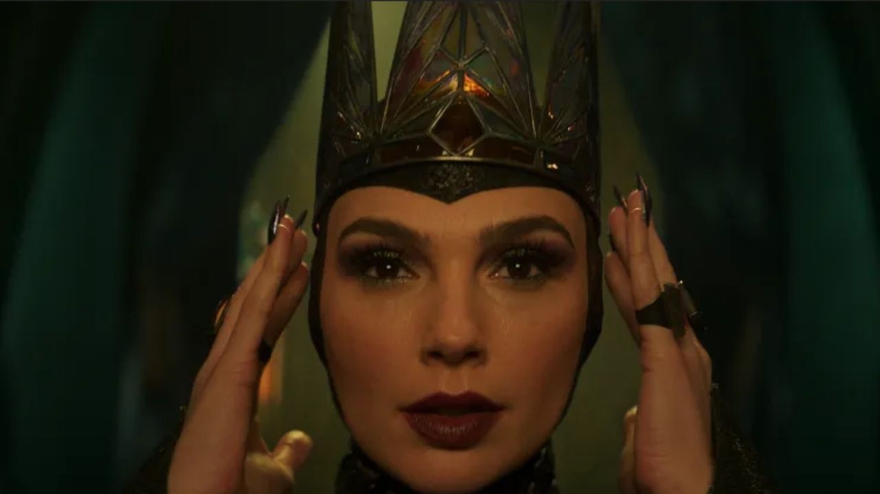 Gal Gadot publica selfie com pôster do filme “Branca de Neve”