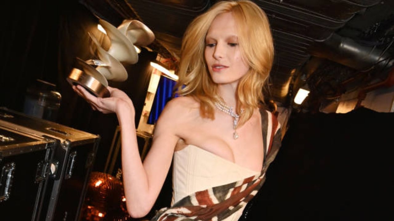 Alex Consani recebe prêmio de Modelo do Ano no British Fashion Awards 2024