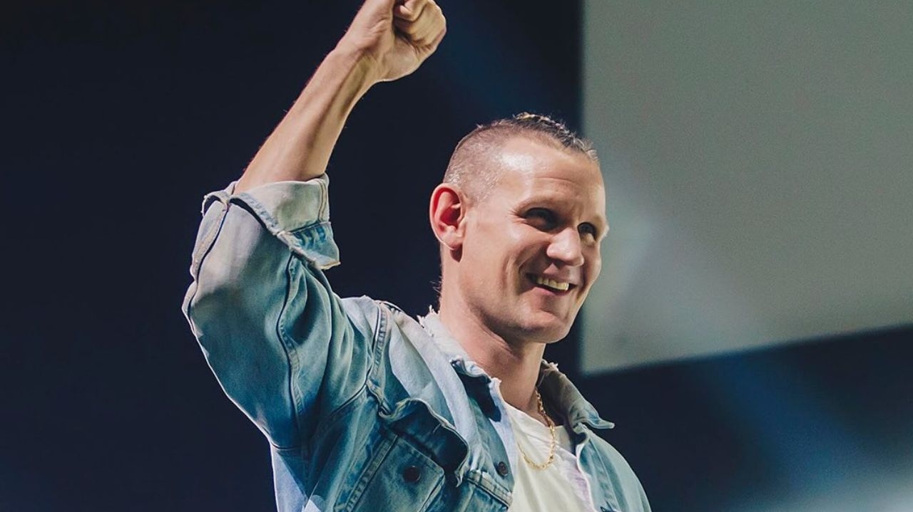 [CCXP24] Matt Smith bebe caipirinha, fala português e se declara carioca no Palco Thunder