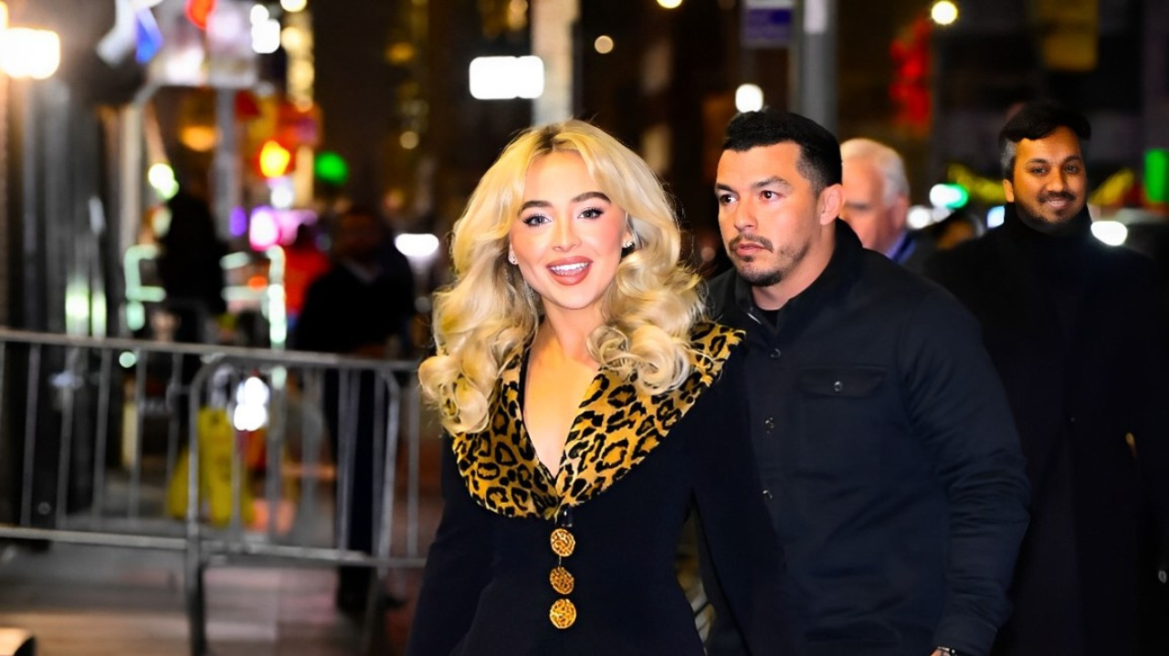 Sabrina Carpenter reforça a força da estética “Esposa da Máfia” no mundo da moda