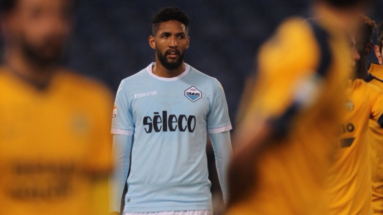 Santos tenta negociação com zagueiro Wallace, ex-Lazio