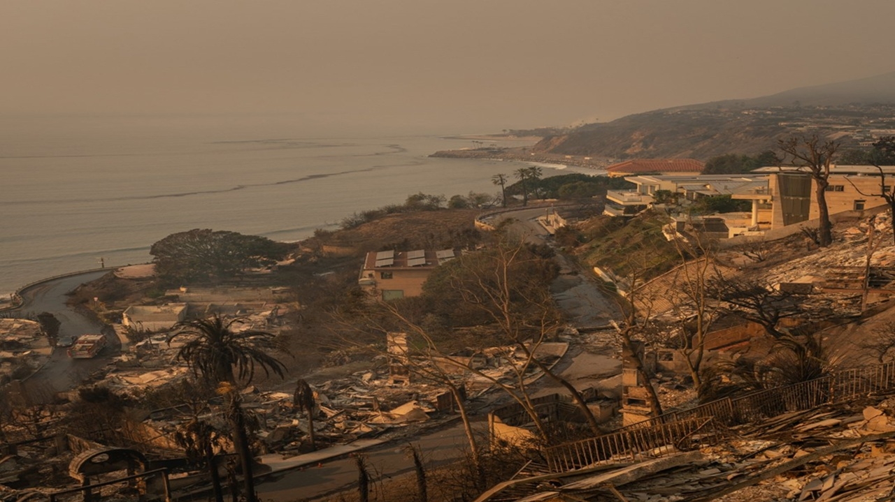 Ventos de até 120 km/h assombram novamente os moradores da Califórnia; fogo segue sem controle