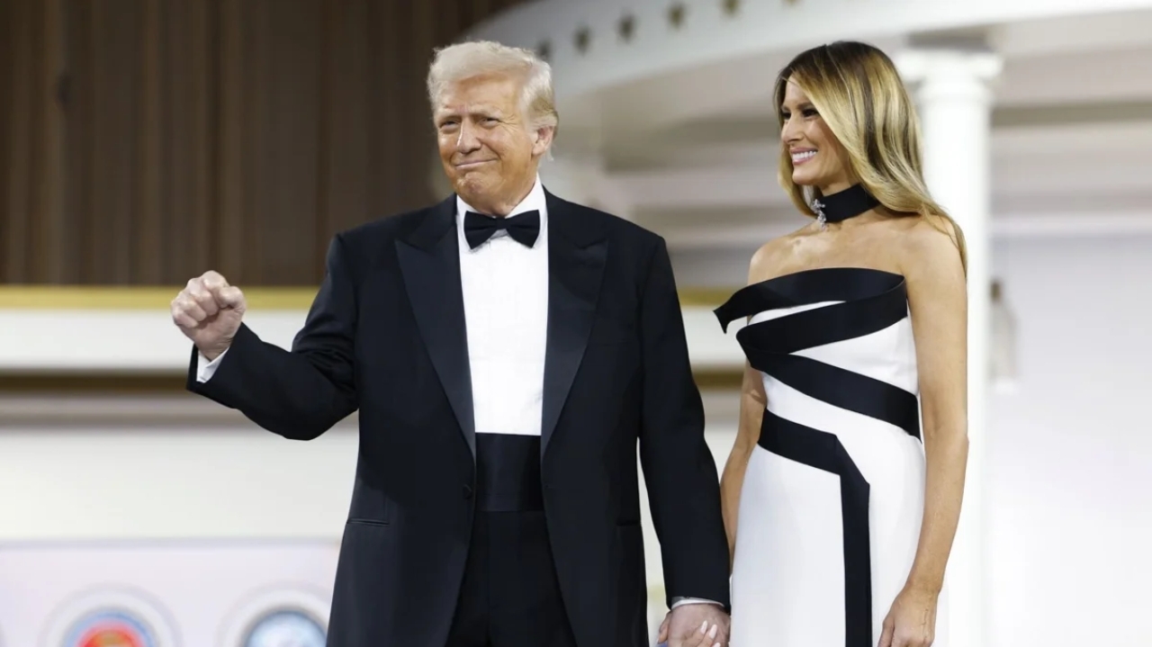 Melania Trump chama a atenção com look no baile da posse