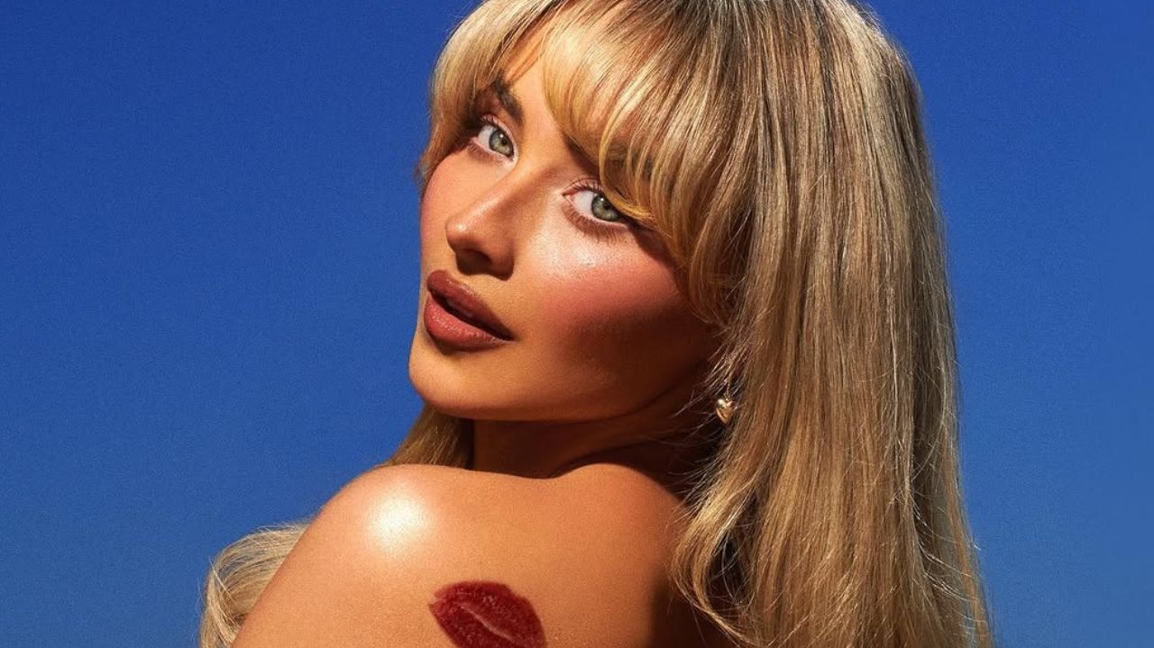 Conheça o estilo e as combinações que definem Sabrina Carpenter