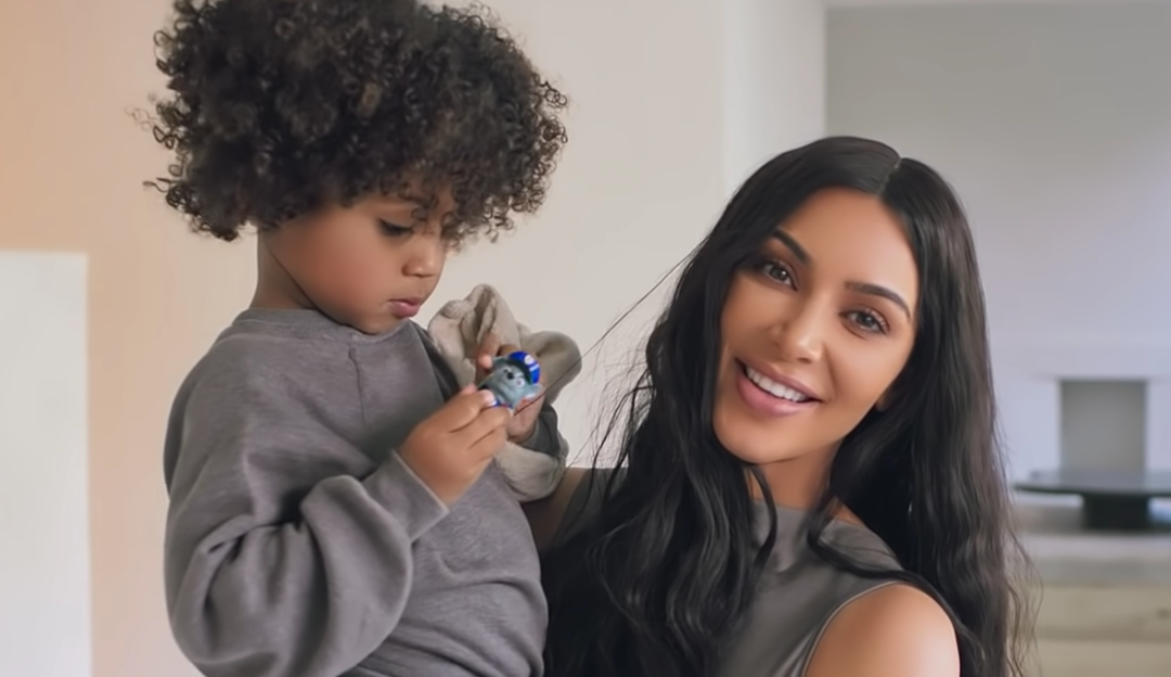 “/Quem chorou mais?”/ diz a socialite Kim Kardashian após o filho quebrar o braço
