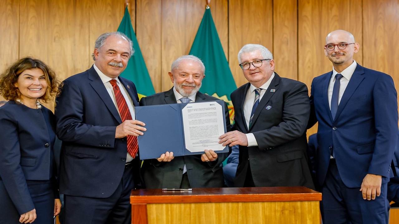 Lula pretende criar posto de acolhimento para deportados em MG