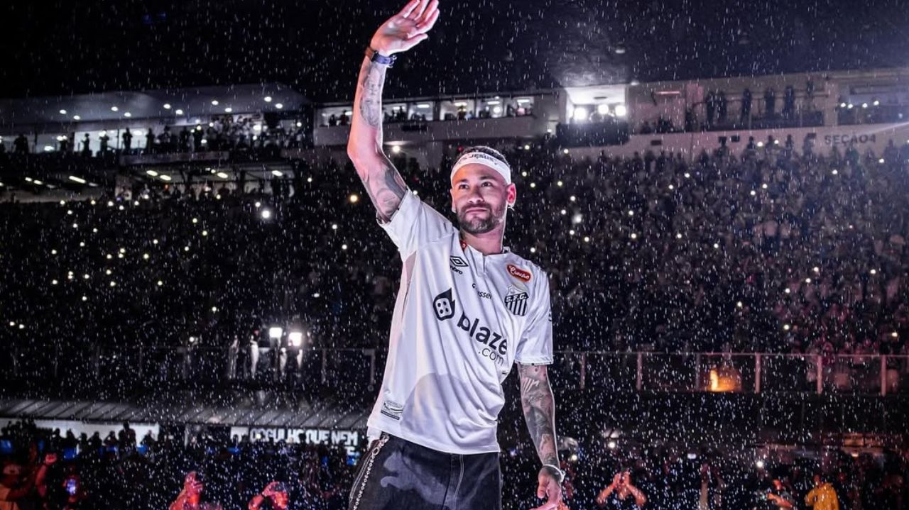Neymar é recebido com festa em sua chegada ao Santos