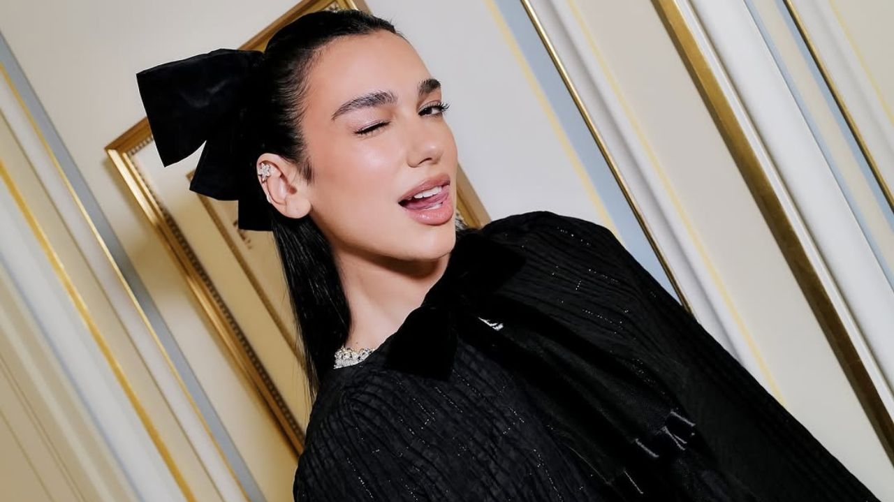 Dua Lipa protagoniza campanha da bolsa Chanel 25
