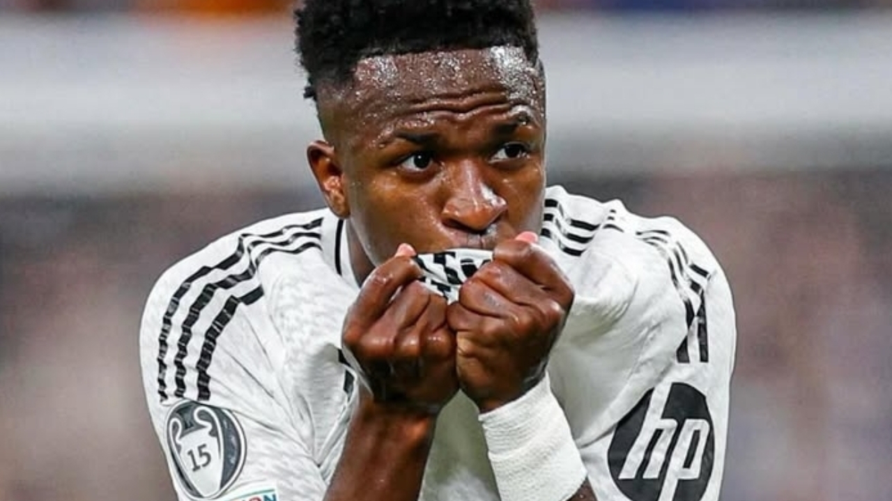 Craques do Real Madrid discutem em campo durante partida