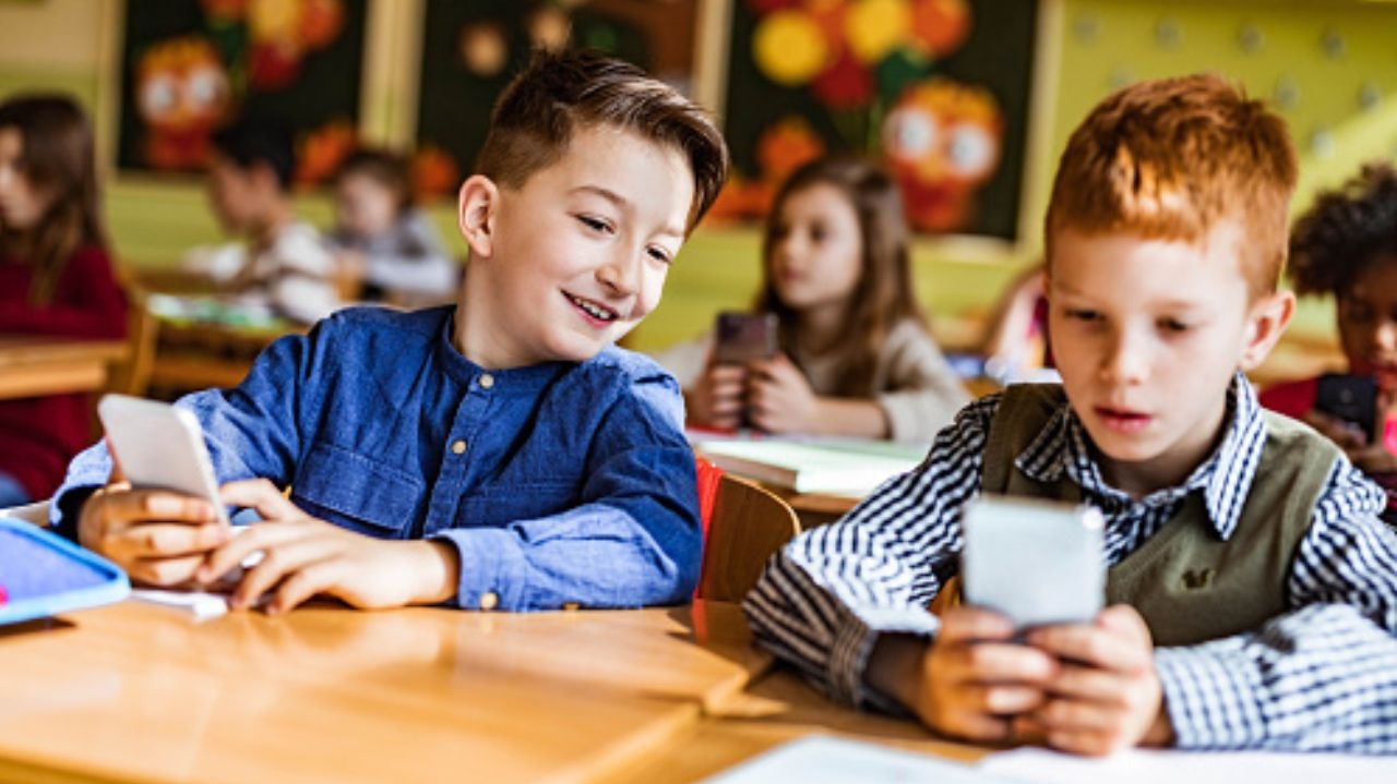 Proibição de celulares nas escolas ganha um forte debate nos EUA