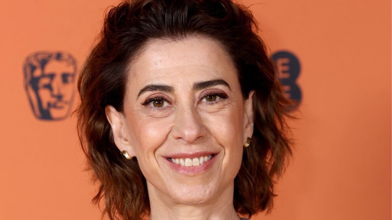 Fernanda Torres comparece à festa oferecida pela Chanel usando peças clássicas da marca