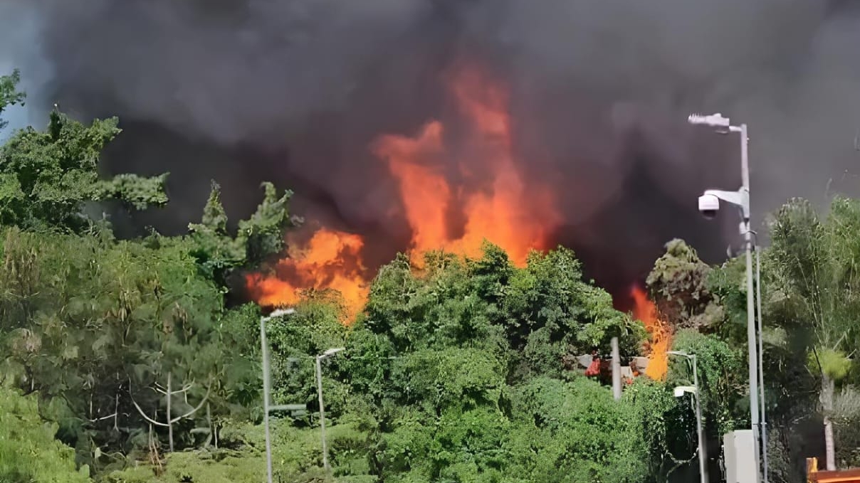 Partes de cidade cenográfica da Globo pegam fogo no RJ
