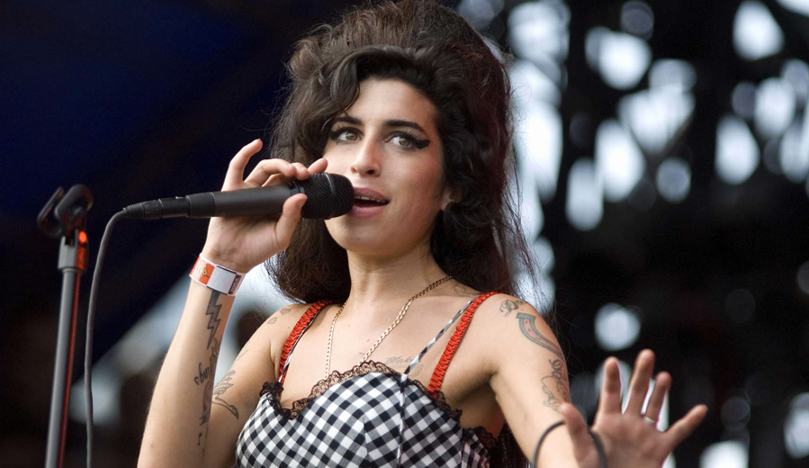 10 anos sem Amy Winehouse: Cantora é homenageada em documentário inédito