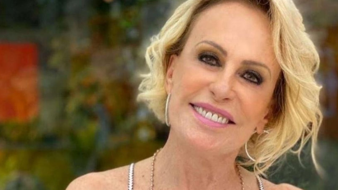 Ana Maria Braga foge do carnaval e curte praia com o namorado
