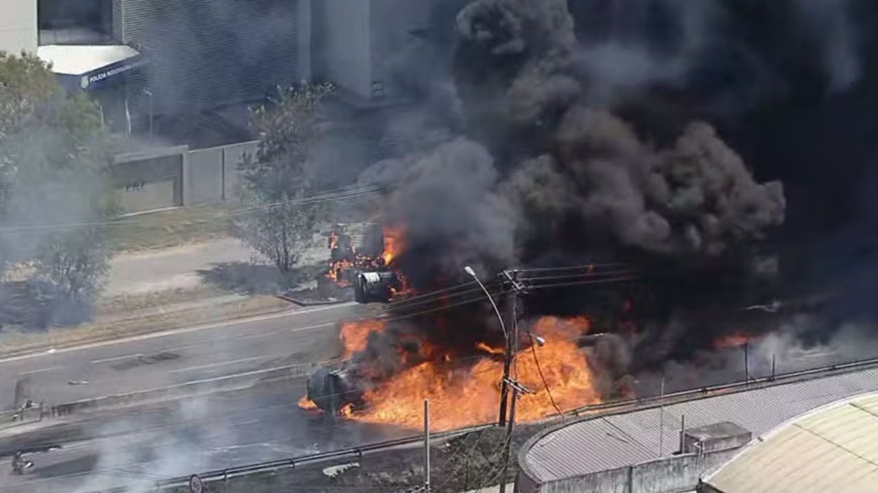 Caminhão-tanque incendeia e bloqueia a Via Dutra