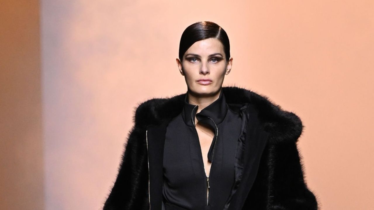 Isabeli Fontana brilha no desfile de Elie Saab na Semana de Moda de Paris
