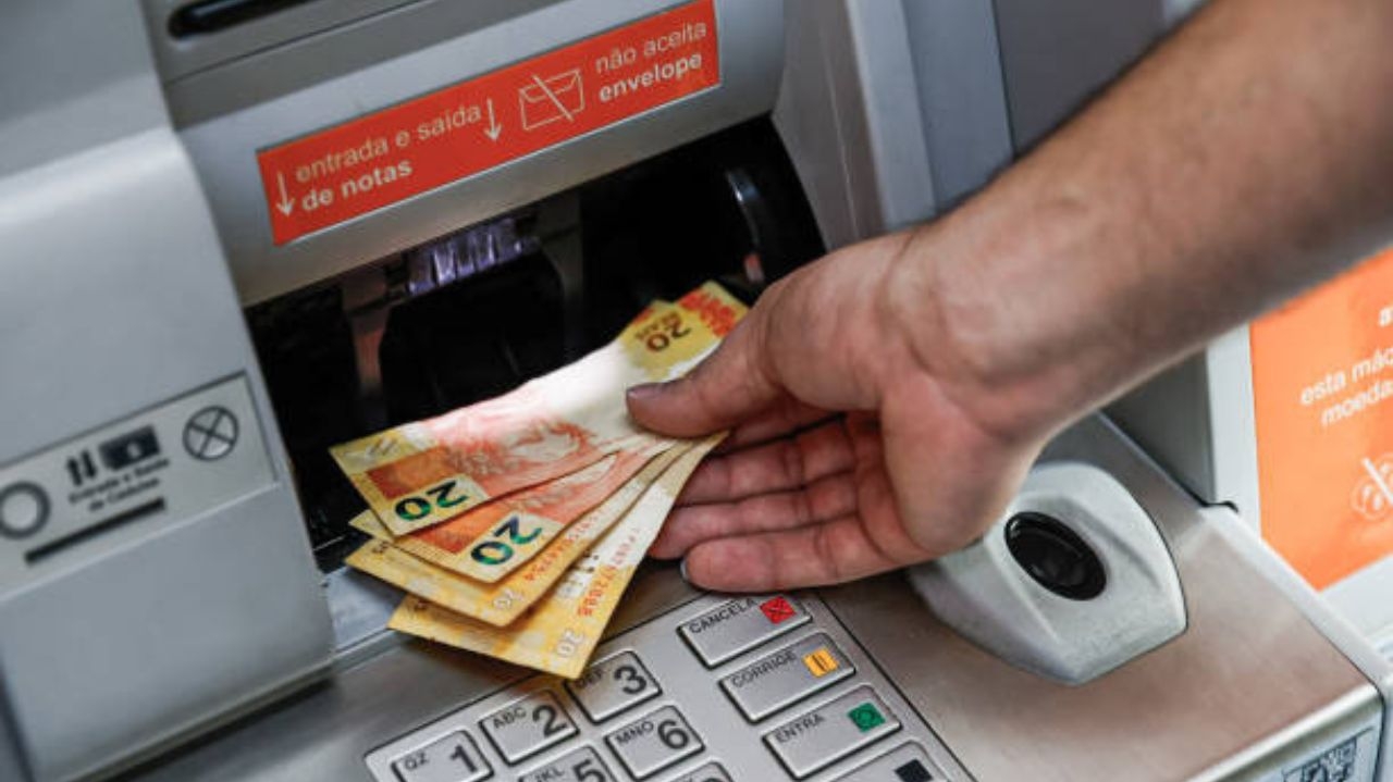 Programas Pé-de-meia e Vale-gás podem sentir dificuldades para levantar recursos