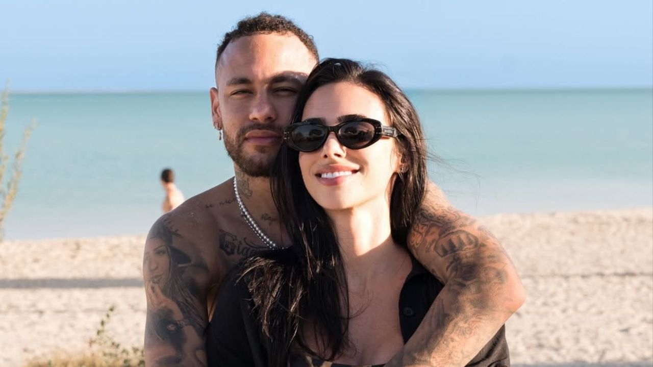 Neymar participa de campeonato de pôquer em São Paulo e é tietado por fãs