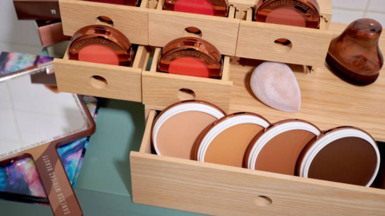 Pó compacto volta a ser hit no mundo da beleza