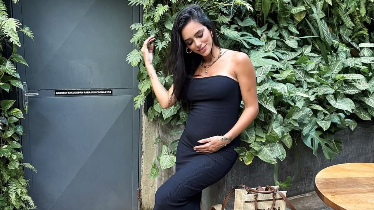 Bruna Biancardi exibe barriga de grávida e ignora especulações de crise com Neymar Jr.