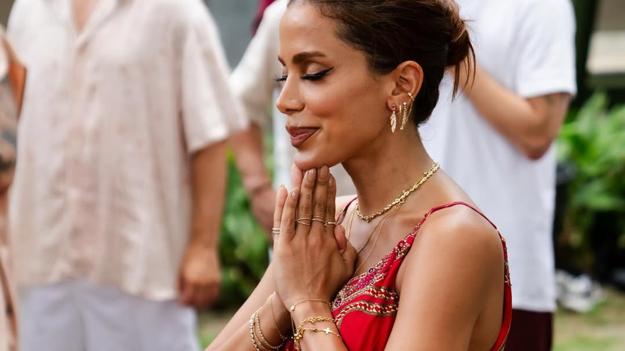 Anitta aposta em vestido vermelho em comemoração de seu aniversário