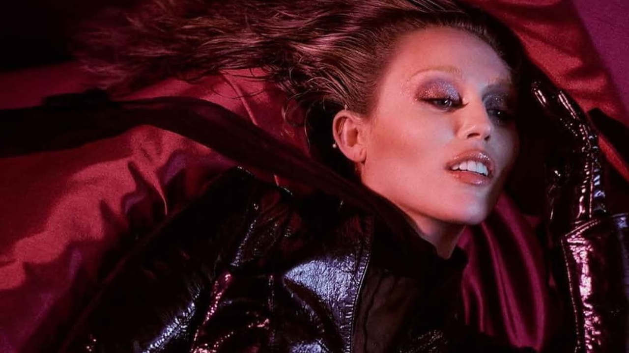 Miley Cyrus apresenta looks icônicos e vintages para a estreia de seu novo álbum
