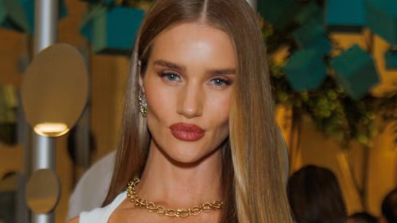 Rosie Huntington-Whiteley brilha em evento de luxo em São Paulo