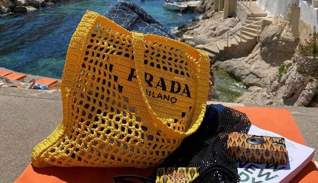 Prada lança bolsa de crochê e divide opiniões na Internet