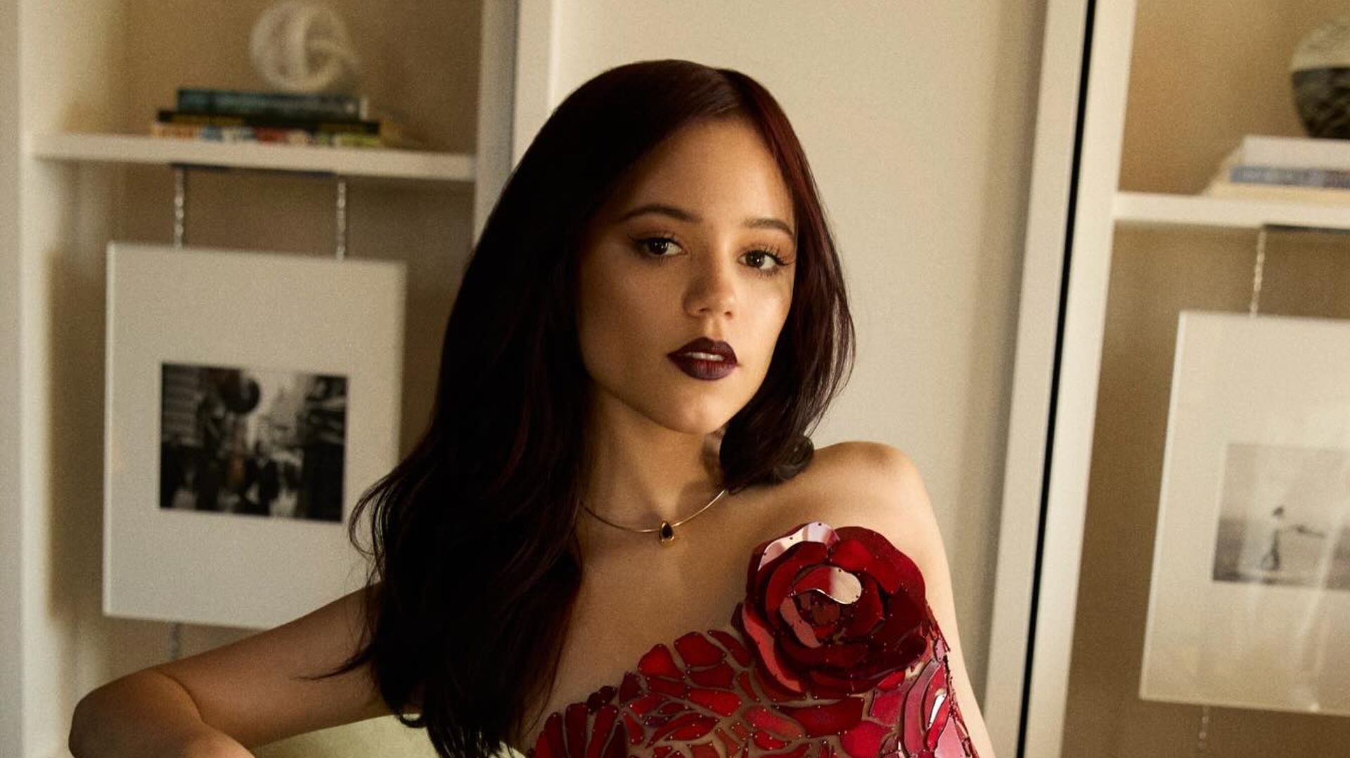 Jenna Ortega usa vestido de vidro da grife Oscar de la Renta