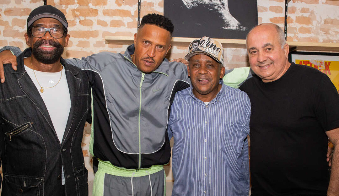 Mano Brown se emociona em entrevista com a primeira geração dos Meninos da Vila em seu podcast