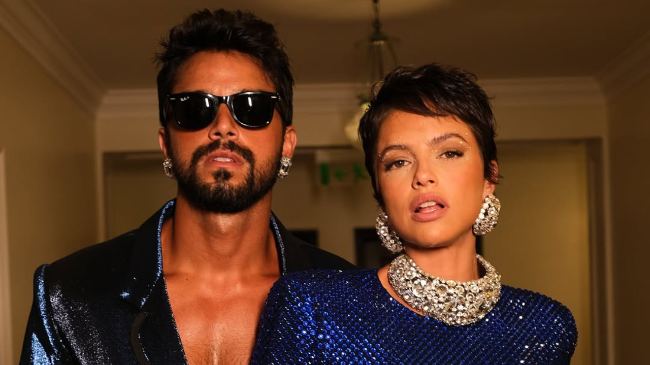 Agatha Moreira e Rodrigo Simas curtem praia no Rio de Janeiro