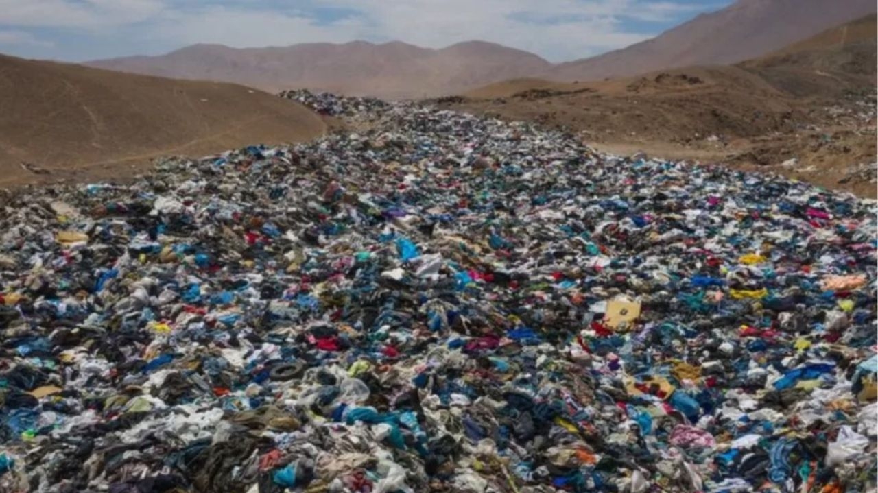 ONG distribui de graça toneladas de roupas descartadas no deserto do Atacama