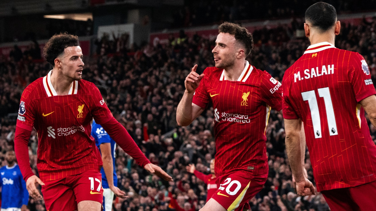 Liverpool vence Derby e se aproxima do título inglês